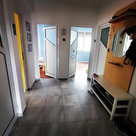 Entire Floor W Multiple Bedrooms 2 Baths Kitchen Center بوموري