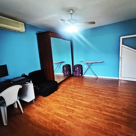 Entire Floor W Multiple Bedrooms 2 Baths Kitchen Center * Πομόριε
