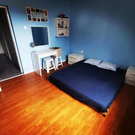 Entire Floor W Multiple Bedrooms 2 Baths Kitchen Center * Πομόριε